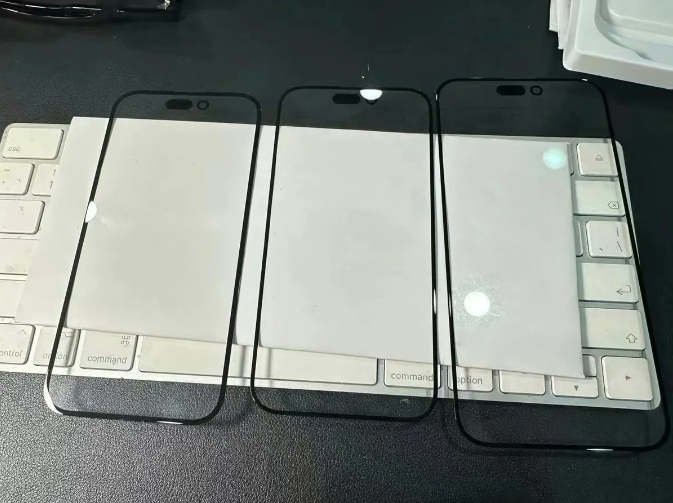 苹果 iPhone 15 / Pro / Pro Max 手机前玻璃面板曝光